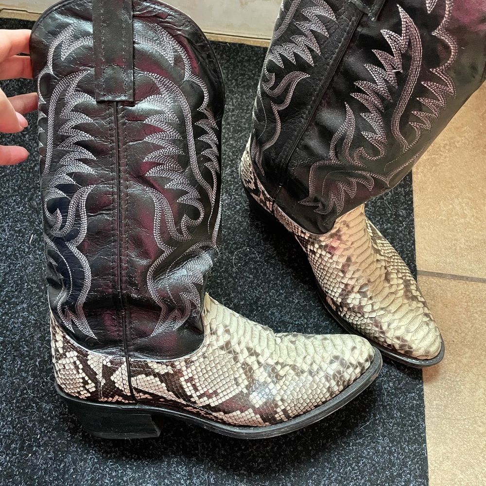 Laredo men’s snakeskin cowboy boots size 8.5
